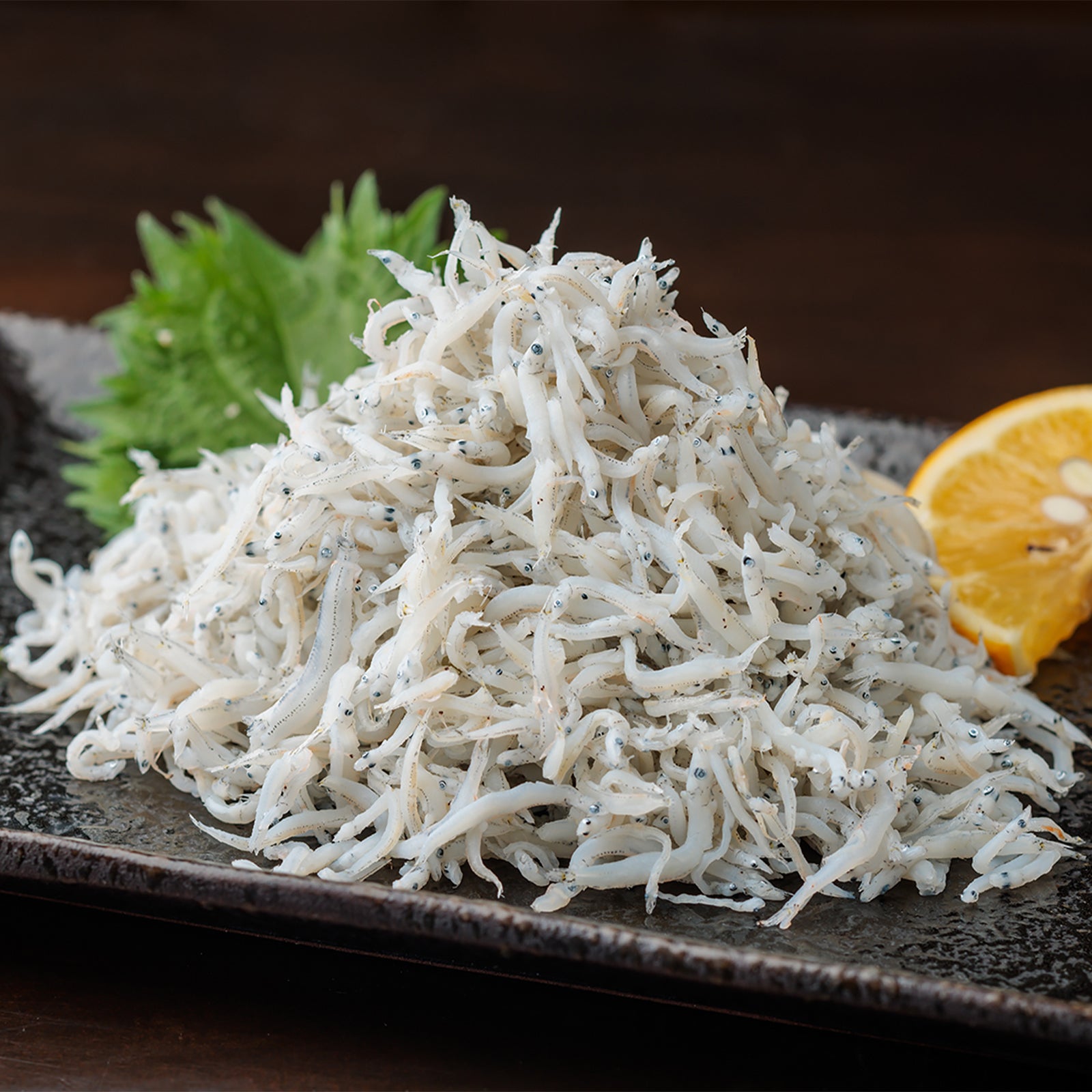 土佐黒潮水産からの新鮮なちりめん（しらす）、高知県沖で獲れたばかりの白くて細い幼魚、栄養豊富で柔らかな食感が特徴